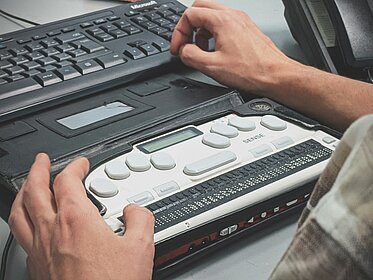 Nutzer mit Behinderungen sehen sich häufig mit erheblichen Hürden konfrontiert, die den Zugang zu digitalen Inhalten stark einschränken.