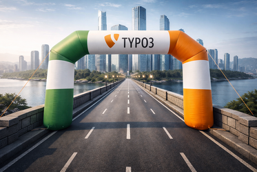 Aufblasbarer Torbogen mit TYPO3-Logo auf einer Brücke vor moderner Skyline – Symbolbild für TYPO3 als stabile Headless-CMS-Lösung für internationale B2B-Projekte.